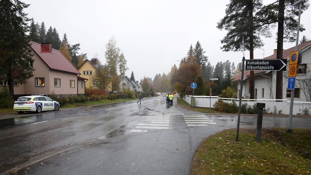 Jyväskylässä lastenvaunuja työntänyt nainen on kuollut, kun kuorma-auto törmäsi häneen tiistaina 9. lokakuuta 2018. Lastenvaunuissa ollut pieni lapsi selvisi onnettomuudesta ilman vahinkoja. Onnettomuus tapahtui Erämiehenkadulla tiistaina iltapäivällä noin kello 15. Poliisi jatkaa onnettomuuden selvittämistä tapahtumapaikalla.