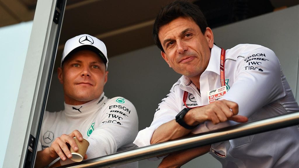 Mercedeksen tallipäällikön Toto Wolffin (oikealla) mukaan Valtteri Bottas voittaa vielä paljon kisoja tulevaisuudessa.