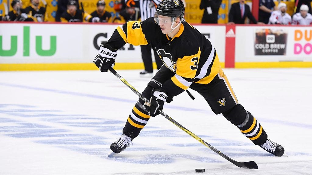 Pittsburgh Penguinsin puolustuksessa Olli Määttä uhkaa jäädä terveenä katsomon puolelle.