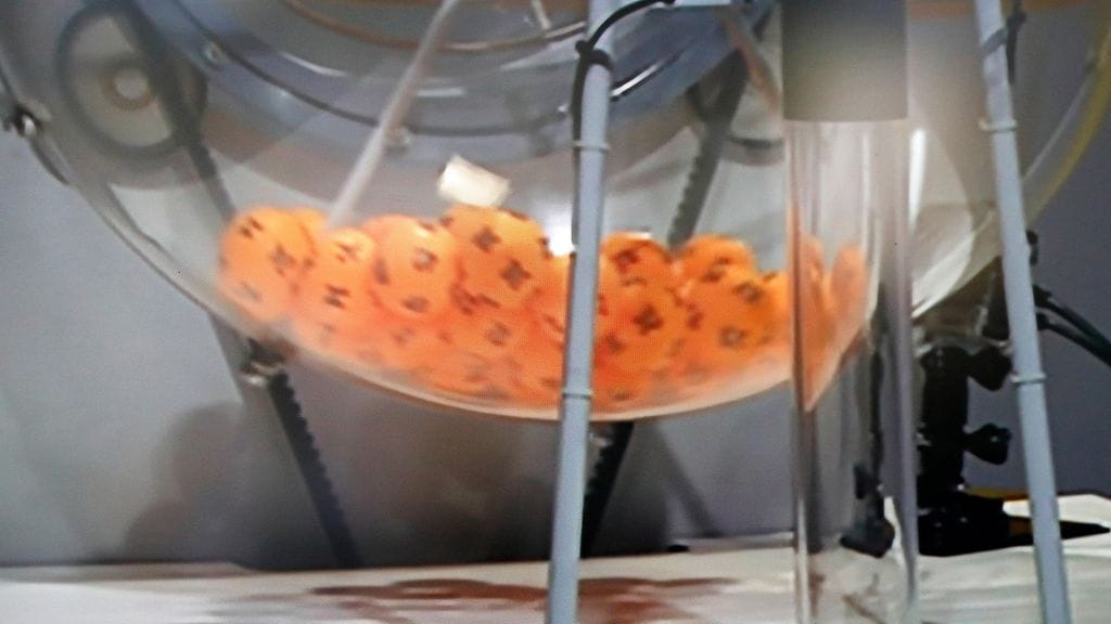 Lottopallot valmiina pyörimään. Kuvituskuva.