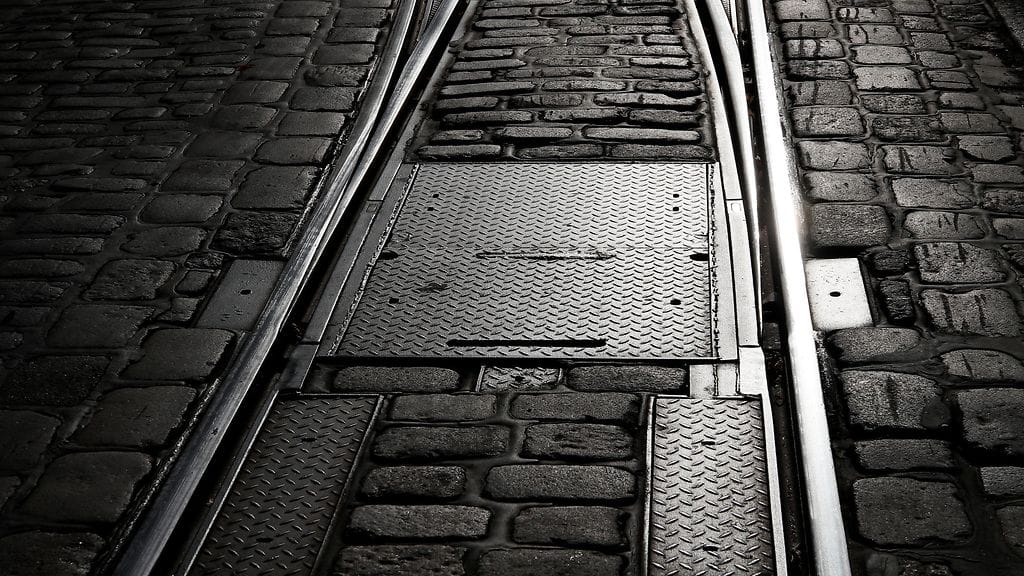 Raitiovaunuonnettomuus ei vaikuta muuhun liikenteeseen Keilaniemessä. Kuvituskuvassa raitiovaunukiskot.