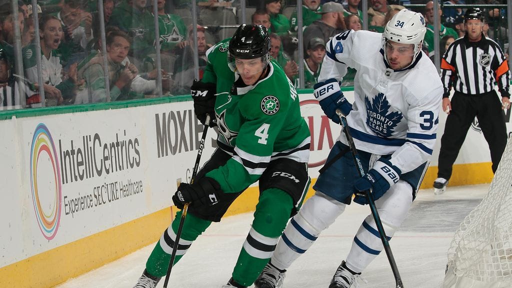 Miro Heiskanen ja Auston Matthews kamppailevat kiekosta.