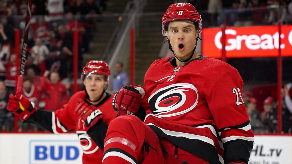 Sebastian Aho ja Teuvo Teräväinen juhlivat 3-1-maalia Vancouveria vastaan.