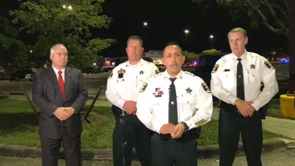 Ainakin kaksi ihmistä on kuollut ja kaksi loukkaantunut kauppakeskuksessa tapahtuneessa ampumavälikohtauksessa Fort Myersissä Floridassa.