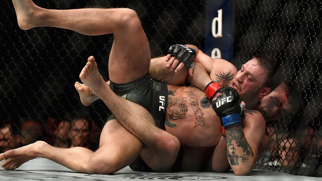 Conor McGregor joutui luovuttamaan jouduttuaan Khabib Nurmagomedovin kuristusotteeseen.
