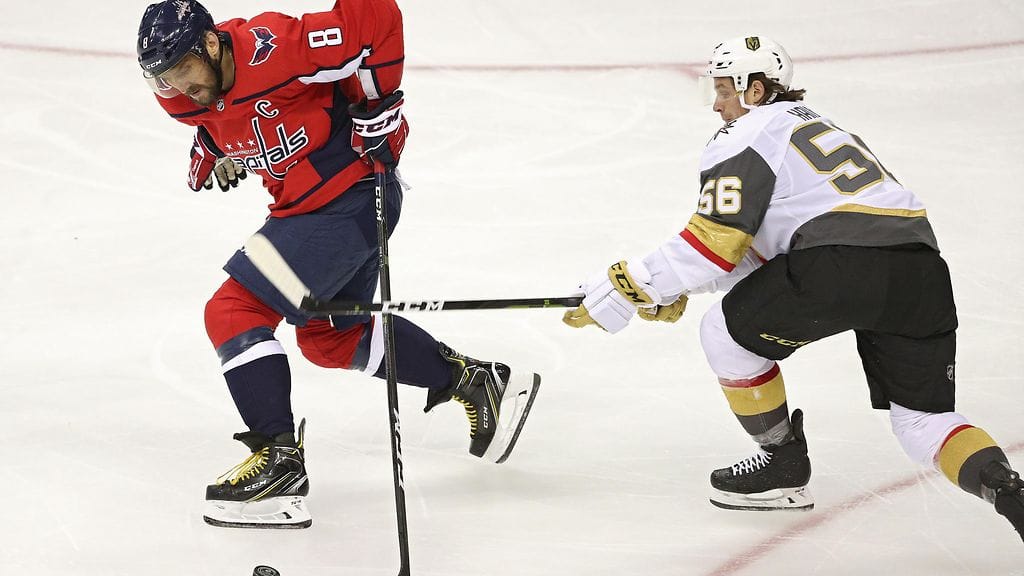 Erik Haula yrittää turhaan pysäyttää Aleksandr Ovetshkinia.