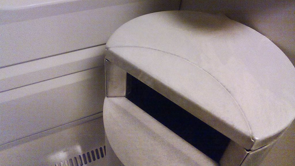 Jauhesammuttimen jälkiä junassa.