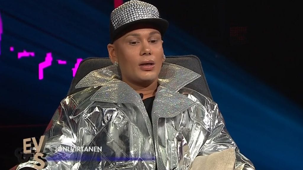 Joni Virtanen suunnittelee tulevia kauneusleikkauksiaan.