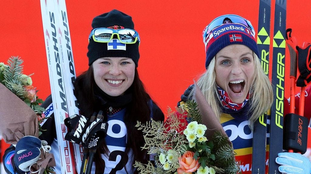 Therese Johaug (keskellä) palaa kilpaladuille tänä syksynä.