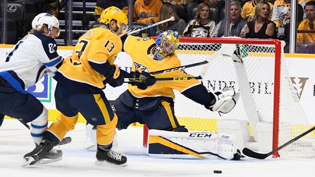 Pekka Rinne venyttää kiekon eteen voitossa Winnipegiä vastaan.