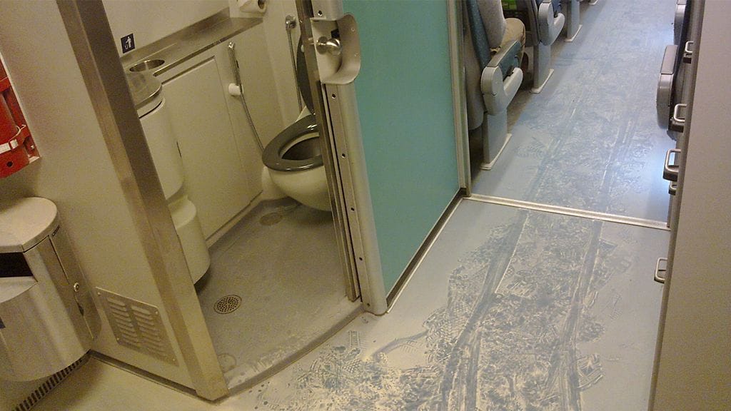 Jauhesammuttimen jälkiä junassa.