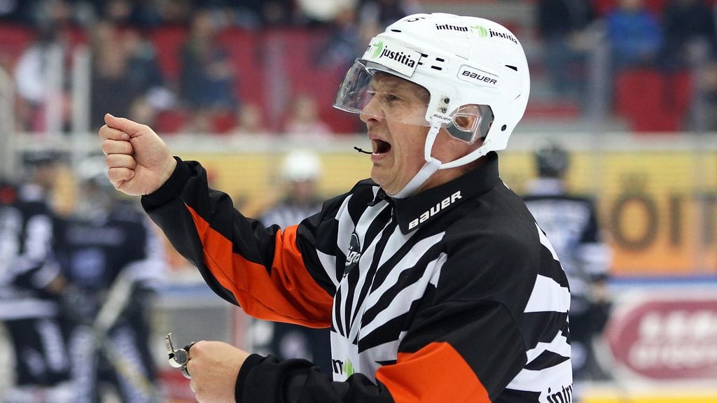 Palkittu tuomari Jari Levonen on tunnettu räväköistä otteistaan SM-liigakaukaloissa.