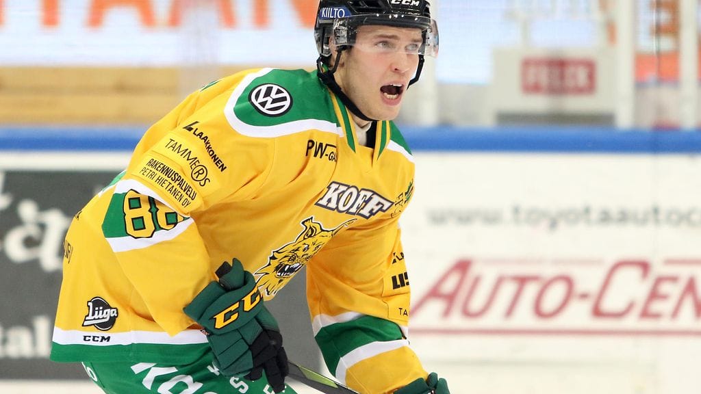 Juhani Tamminen otti yhteen Sport-puolustajan Jyri Niemen kanssa.