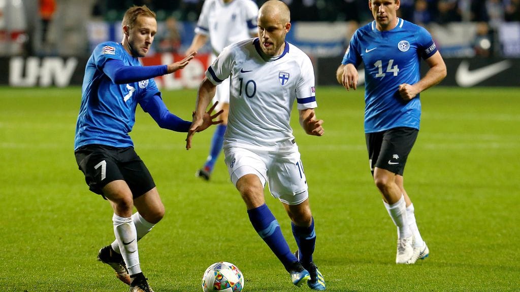 Teemu Pukki murtautui Viron puolustuksen keskeltä.