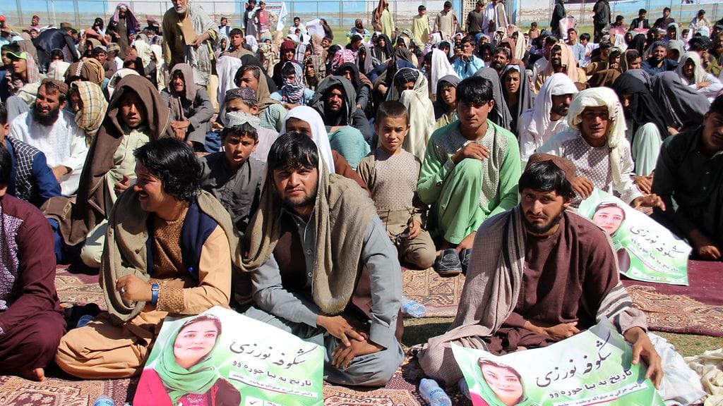 Vaalikampanjatilaisuuden kuuntelijoita Afganistanin Helmandin maakunnassa perjantaina 12. lokakuuta. Räjähdys ei tapahtunut kyseisessä tilaisuudessa.