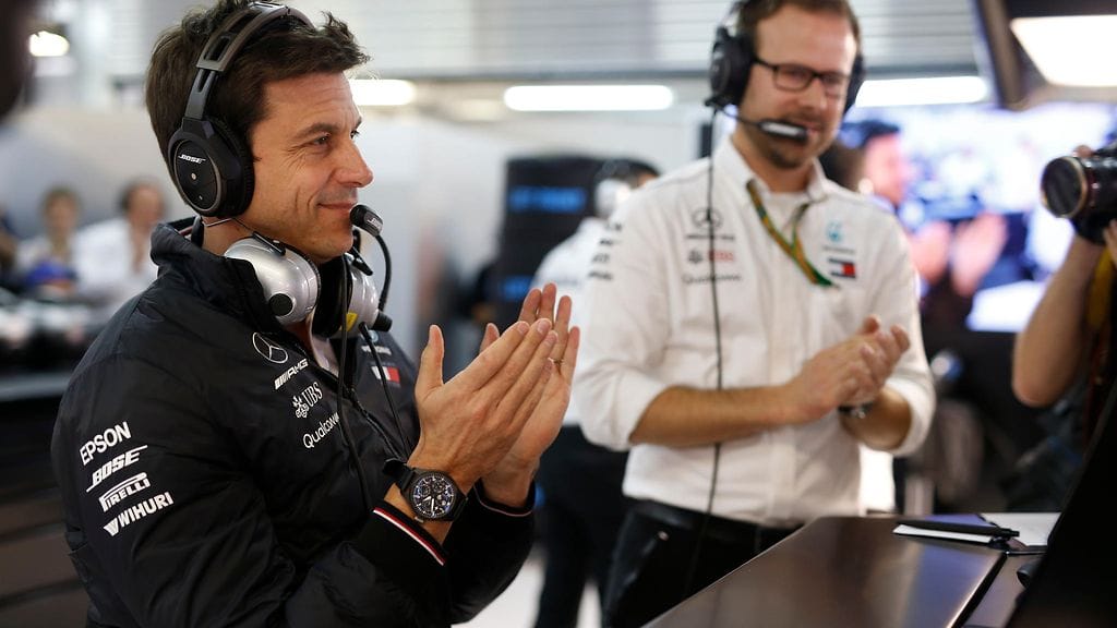 Mercedeksen tallipäällikkö Toto Wolff lupaa ottaa välillä luurit pois korvilta.