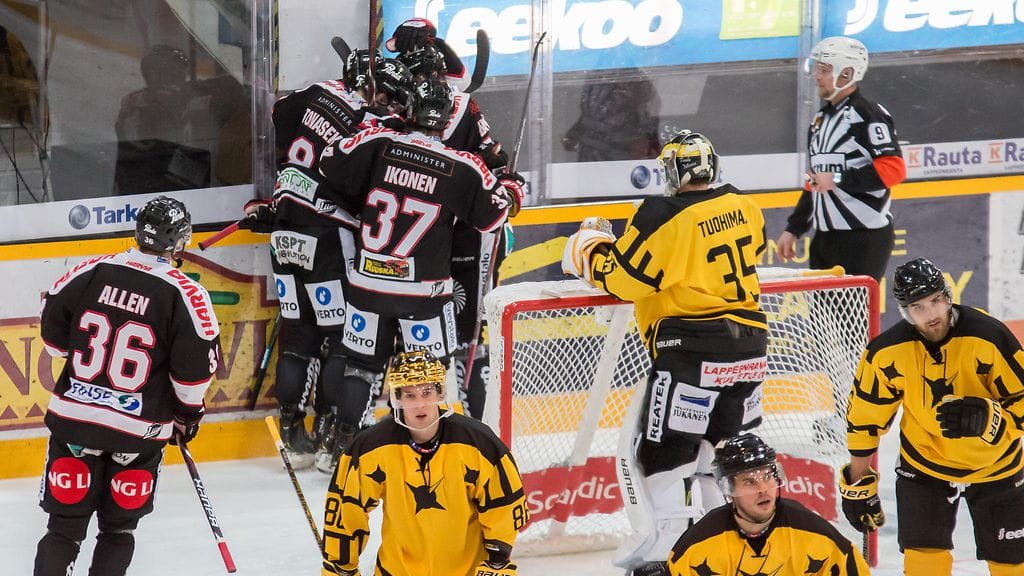 JYP johtaa ensimmäisen erän jälkeen 2-0-lukemin Lappeenrannassa. SaiPa pelasi ensimmäisen erän retropaidoissa.