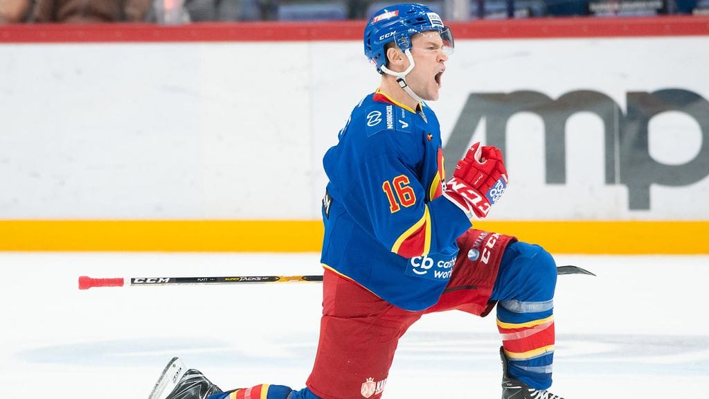 Geoff Platt laukoi Jokereiden ottelun avausmaalin.