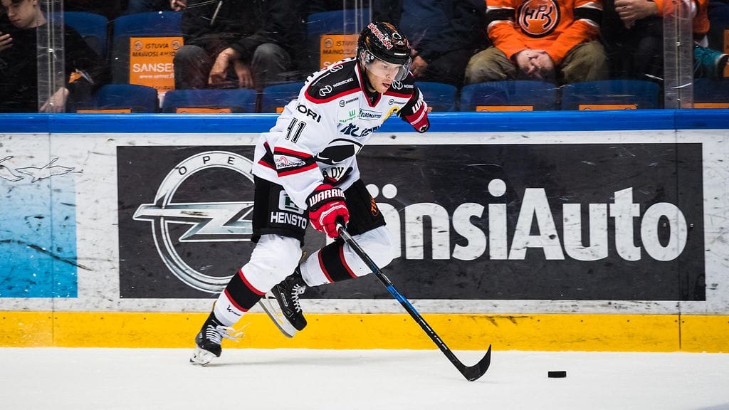 Sami Lähteenmäki vei Ässät 1-0-johtoon Porissa.