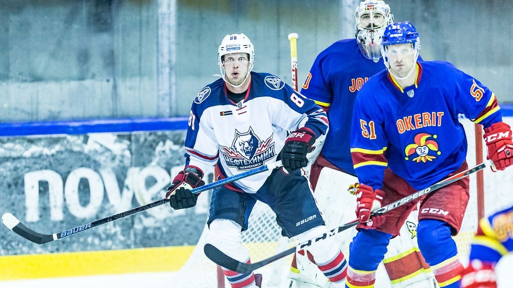 Juuso Puustinen (vas.) laukoi voittomaalin Jokereiden verkkoon.