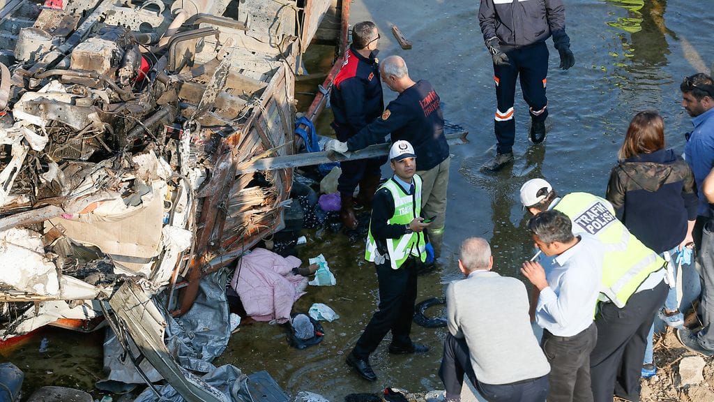 AOP Turkki Izmir onnettomuus2