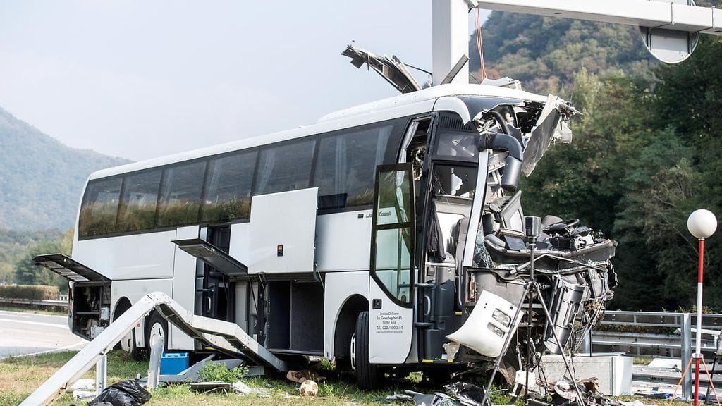 Poliisin mukaan törmänneessä bussissa oli kyydissä noin 40 matkustajaa.