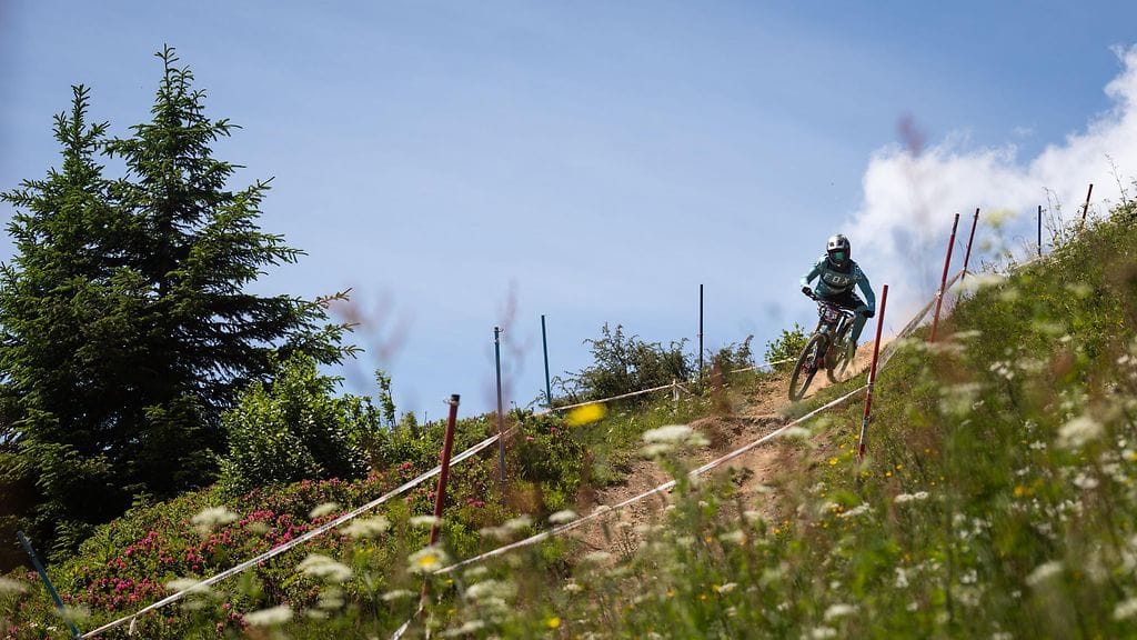 Maastopyöräilijä Les Getsin kunnassa. Alue on maastopyöräilijöiden suosiossa. Kuvituskuva.