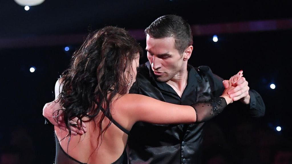 Edis Tatli ja Katri Mäkinen antautuivat valssin pyörteisiin.