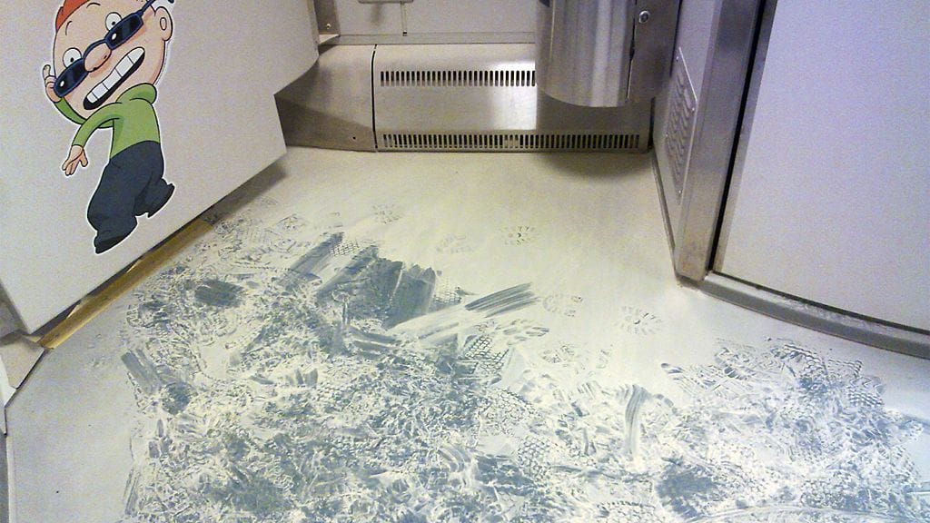 Ilmeisen humalainen häirikkö aiheutti valtavan sotkun junavaunuun.