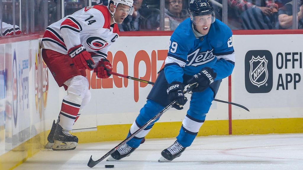 Patrik Laine (oikealla) heilutti maaliverkkoja, kun Winnipeg Jets kaatoi Carolina Hurricanesin lukemin 3-1.