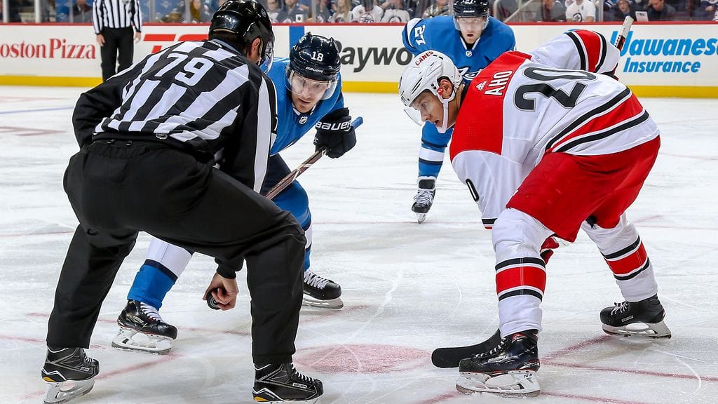 Sebastian Aho (oikealla) on aloittanut NHL-kauden räväkästi.