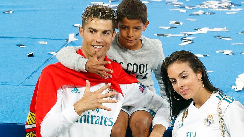 Kuvassa Cristiano Ronaldo (vasemmalla), Ronaldon poika Cristiano Ronaldo Jr. (keskellä) ja Ronaldon tyttöystävä Georgina Rodriguez (oikealla).