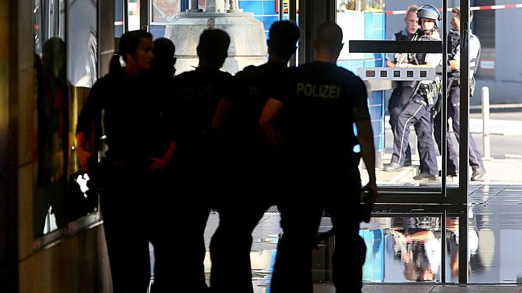 Poliisit saivat purettua pankkivankitilanteen ampumalla epäiltyä.