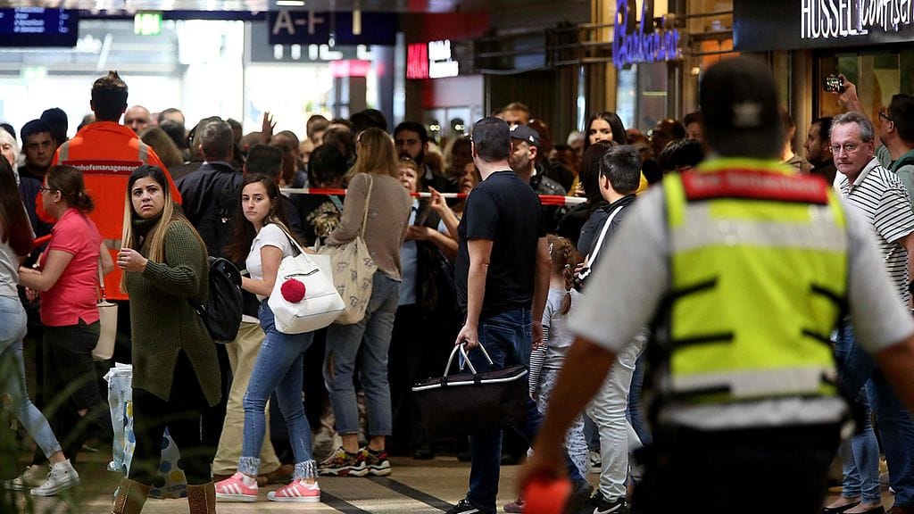 Poliisi tyhjensi Kölnin päärautatieaseman.