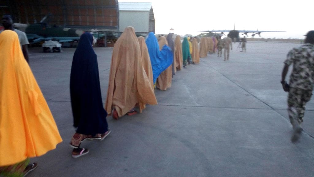 Boko Haramin vapauttamia koulutyttöjä menossa lentokoneeseen maaliskuussa 2018.