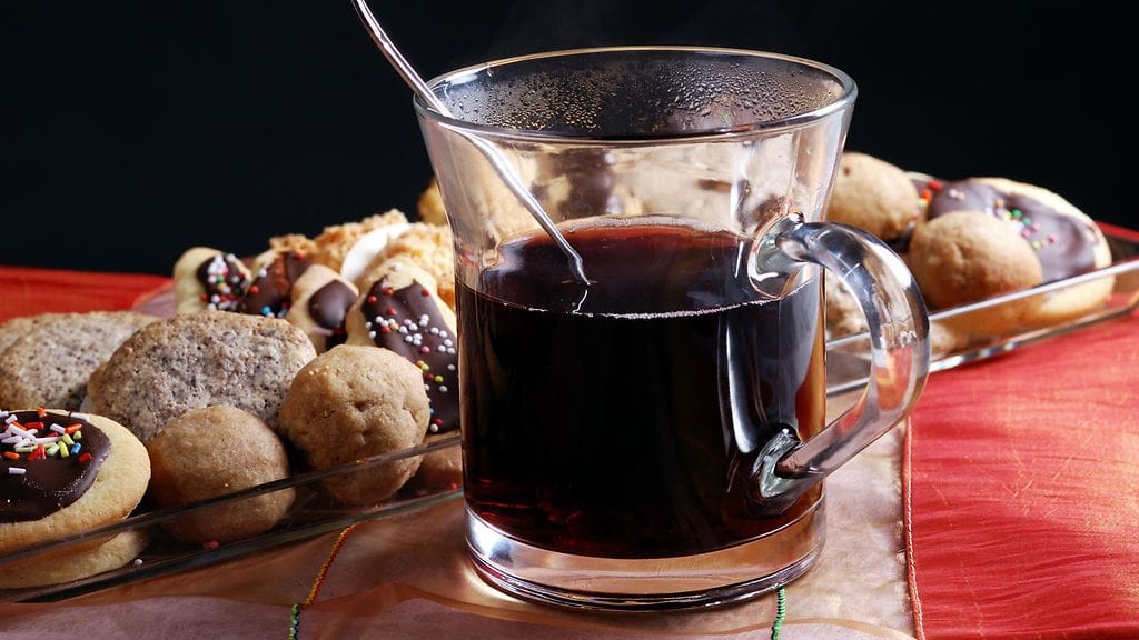 Glögi kannattaa nostaa pannulta heti, kun se alkaa höyrytä.