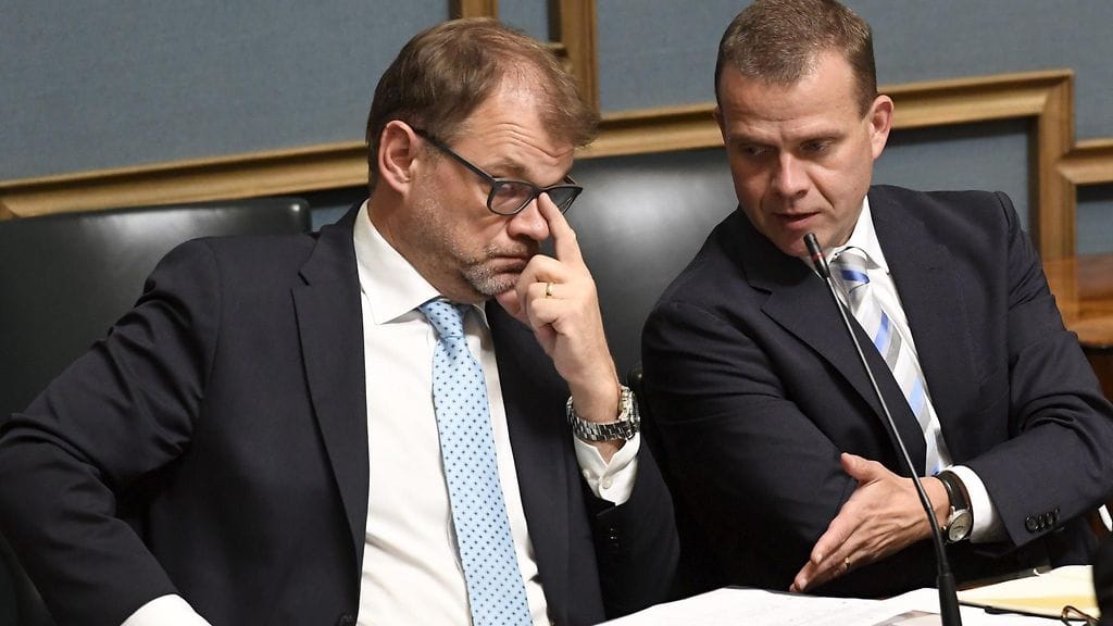 Pääministeri Juha Sipilä (vas.) ja valtiovarainministeri Petteri Orpo (oik.) eduskunnassa.