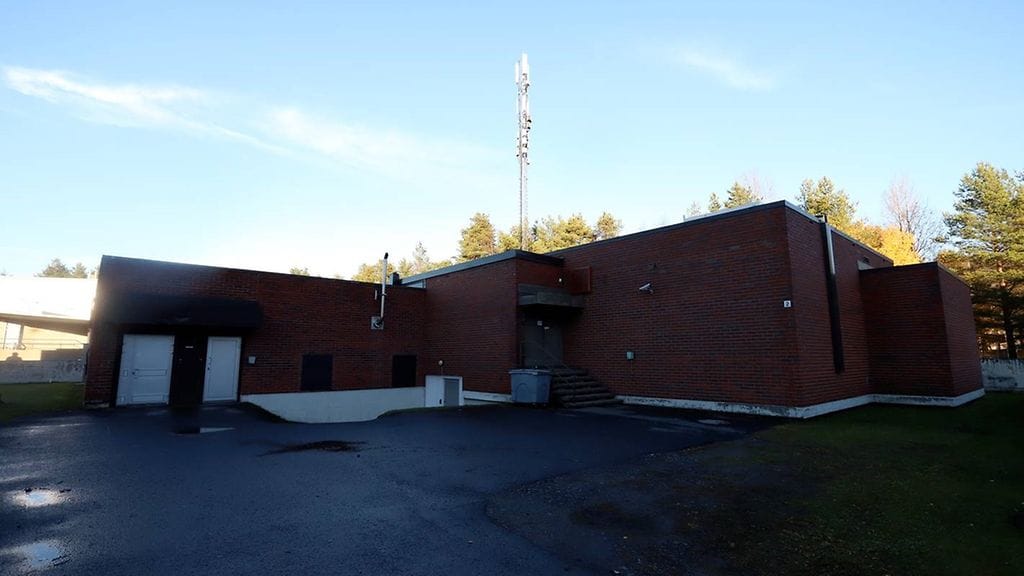 Pelastuslaitos ja poliisi löysivät jumiin jääneen miehen oululaisen liikehuoneiston katolta.