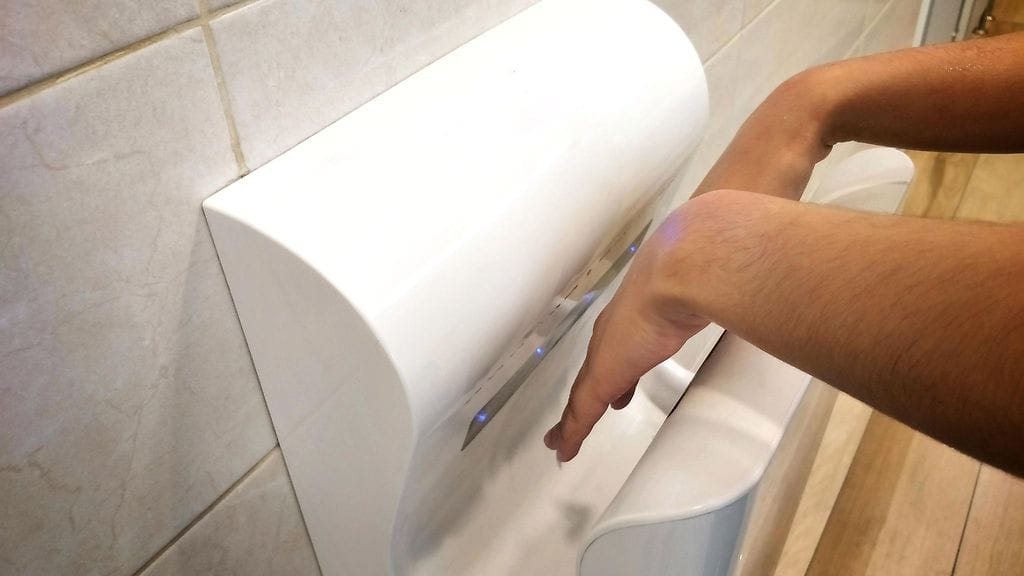 Käsienkuivaajien hygieenisyyttä (tai sen puutetta) on taas tutkittu. Professori Mark Wilcox tutki, miten käsienkuivausmetodit levittävät bakteereita sairaaloiden vessoissa.