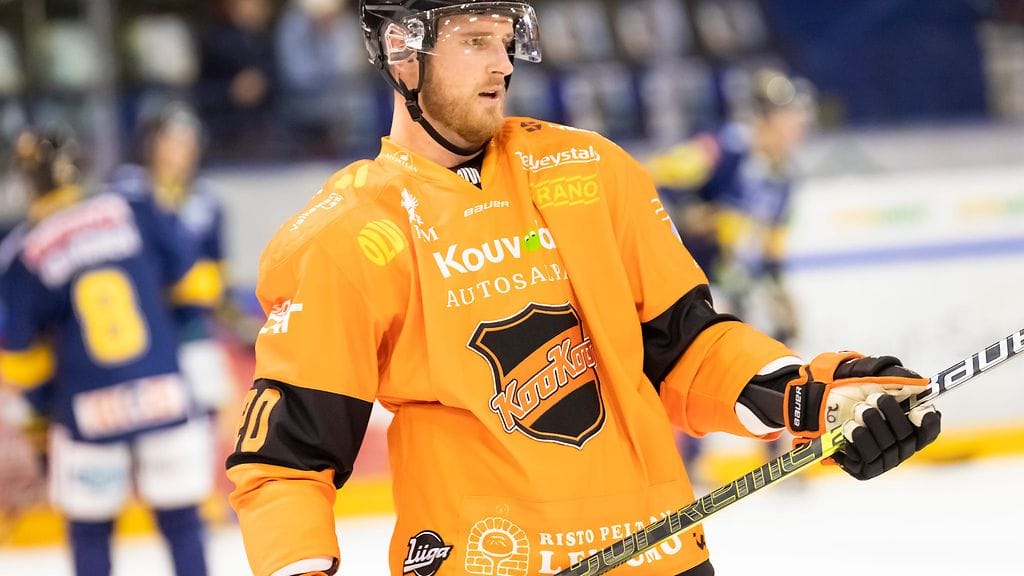 Ed Wittchow sai suihkukomennuksen Ilvestä vastaan.