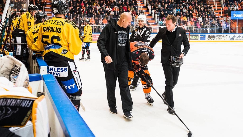 HPK:n puolustaja Jan Brejcak talutettiin jäältä.