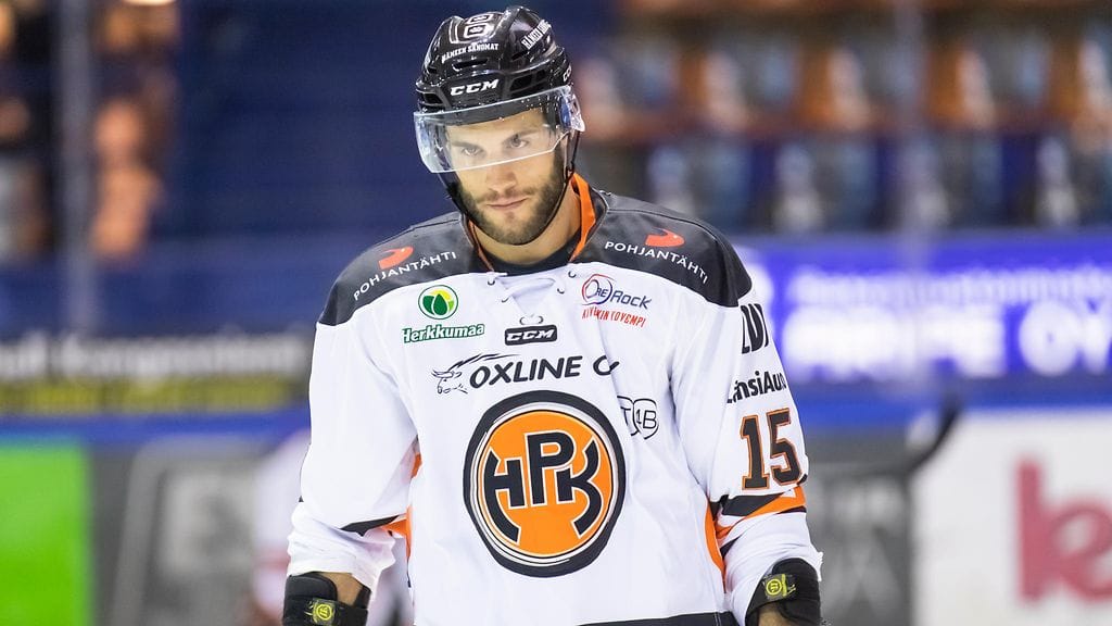 HPK:n Jan Brejcak joutui Eetu Luostarisen kovan taklauksen alle.