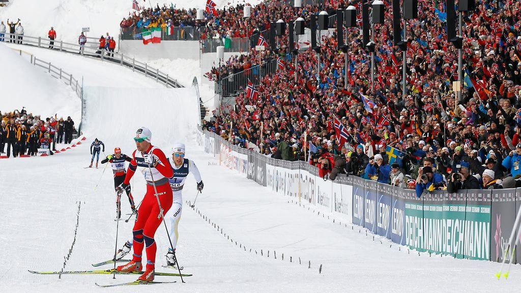 Kohun aiheuttanut tilanne. Petter Northug etualalla Marcus Hellner hänen takanaan.