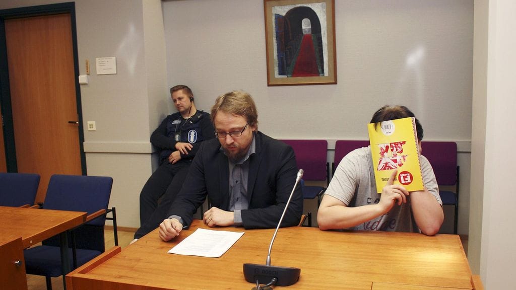 Törkeästä parituksesta epäilty 18-vuotias mies (oik.) ja hänen avustajansa Jonas Salonen vangitsemisoikeudenkäynnissä Pirkanmaan käräjäoikeudessa Tampereella 18. lokakuuta 2018. Pirkanmaan käräjäoikeus vangitsi torstaina 18-vuotiaan naisen ja miehen tänään epäiltynä törkeästä parituksesta.