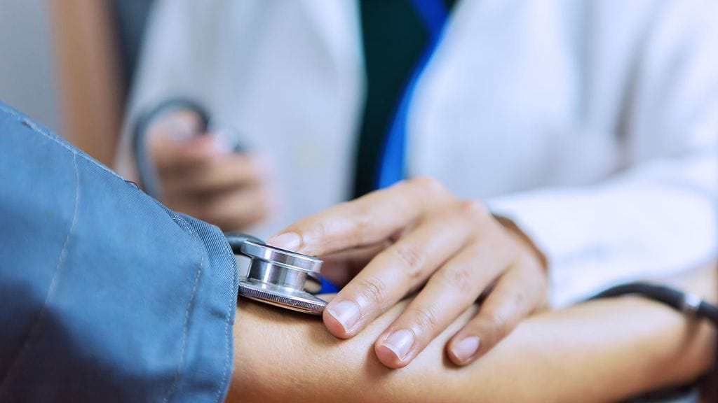 Kun osallistujia seurattiin kolmen vuoden ajan, tutkijat havaitsivat korkean aamuverenpaineen liittyvän suurempaan vaaraan sairastua sydän- verisuonitautien oireisiin tai aivoverenkiertohäiriöön. Kuvituskuva.