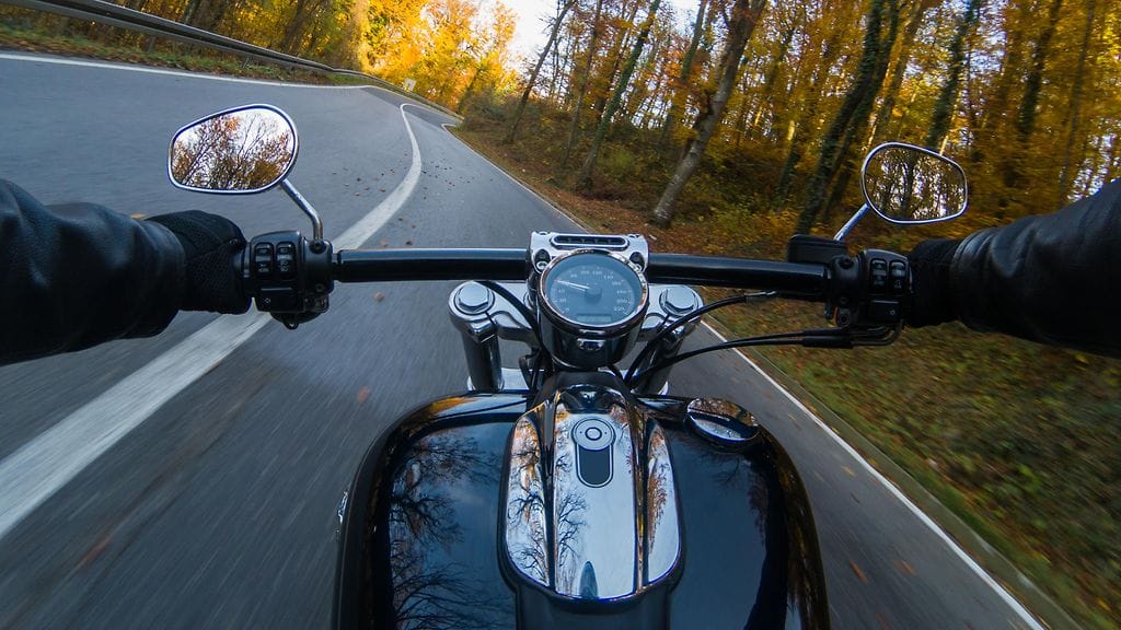 Yli 70-vuotiasta moottoripyöräilijää yritettiin poliisin mukaan elvyttää, mutta tämä kuoli onnettomuuspaikalle.