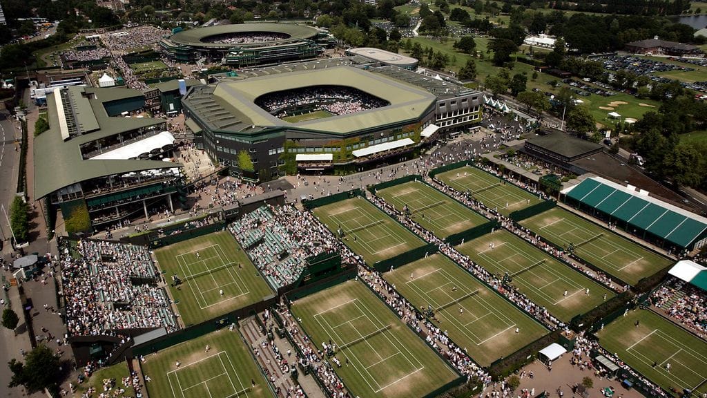 Wimbledonin tenniskeskus, jossa perinteikäs turnaus pelataan.
