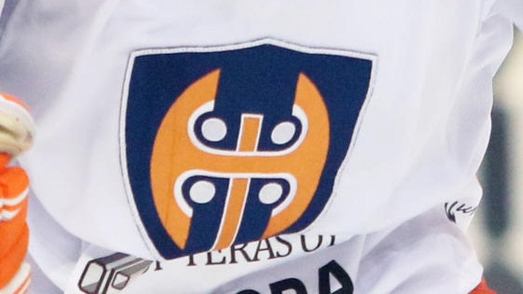 Antti Erkinjuntti taklasi kovaa Ilveksen Oskari Laaksosta.