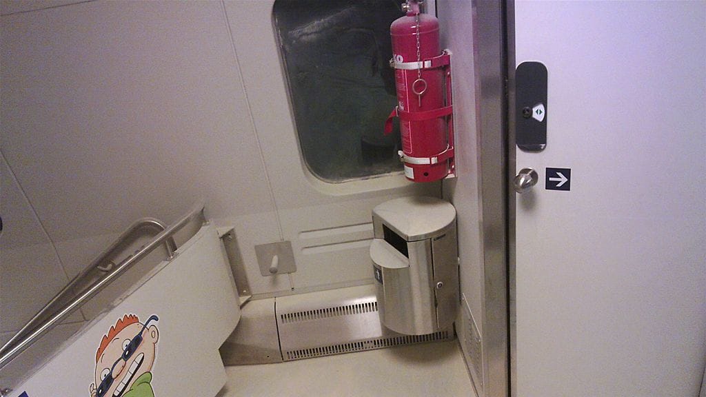 MTV3:n tietojen mukaan häirikkö kimpaantui alkoholitarjoilun lopettamisesta.