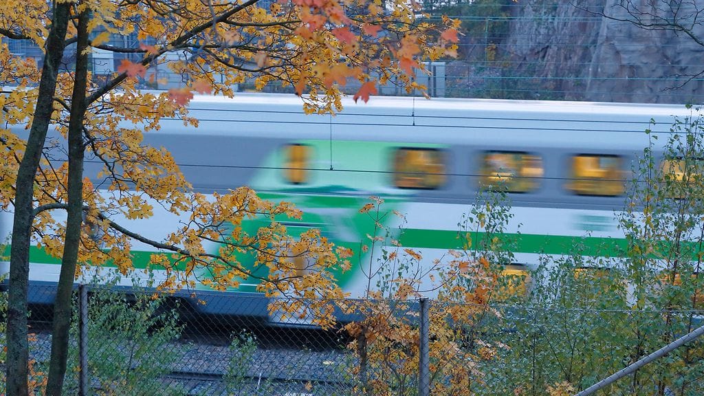 Junaliikenne on poikki Helsingin Oulunkylässä. Kuvituskuva.